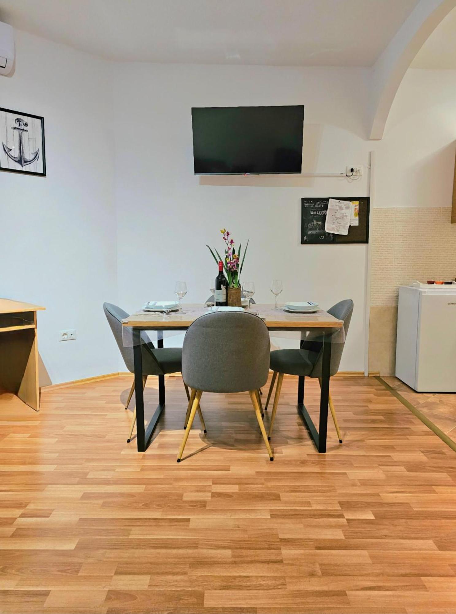 Apartment Summer Dream, Center Of